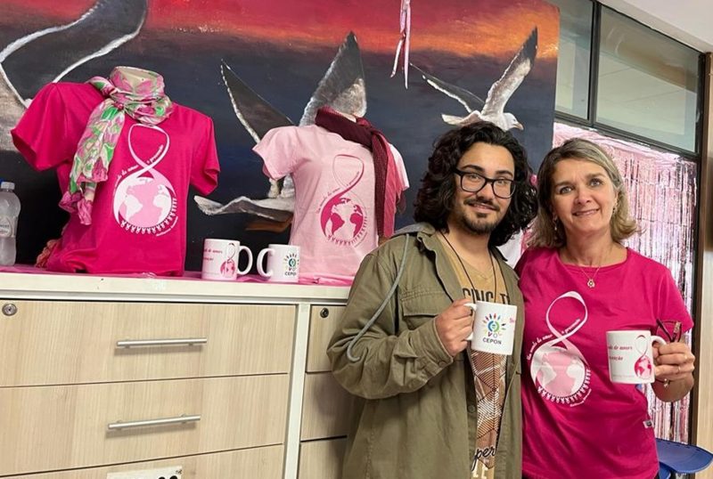 O artista Guilherme Scaranto e a presidente da Avoc, Claudia Amendola – Foto: Divulga&ccedil;&atilde;o/ND