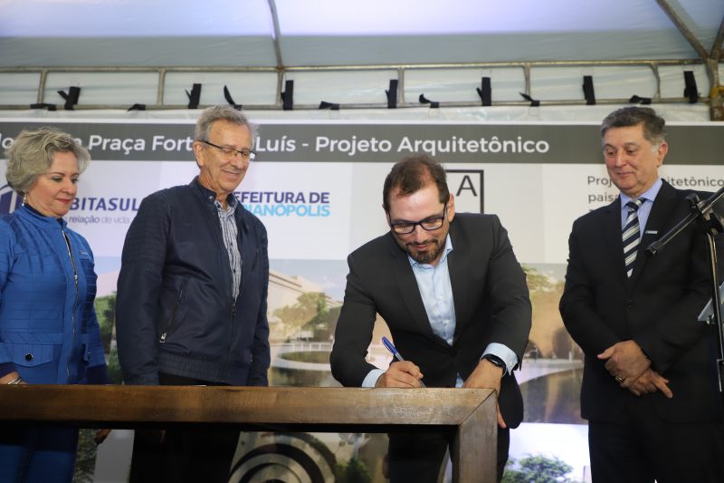 S&eacute;rgio Ribas, CEO da Habitasul, assina o termo, observados por Zena Becker, Jaime de Souza e Top&aacute;zio Neto – Foto: Cristiano Andujar/Divulga&ccedil;&atilde;o/ND