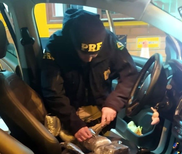 17,8 kg de haxixe foram localizados durante fiscaliza&ccedil;&atilde;o na BR-282 – Foto: Reprodu&ccedil;&atilde;o/PRF/ND