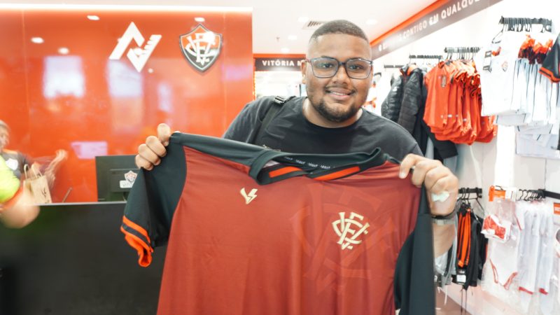 Henrique Brito de Moura mostra sua nova camisa do Vit&oacute;ria – Foto: Ian Sell/ND