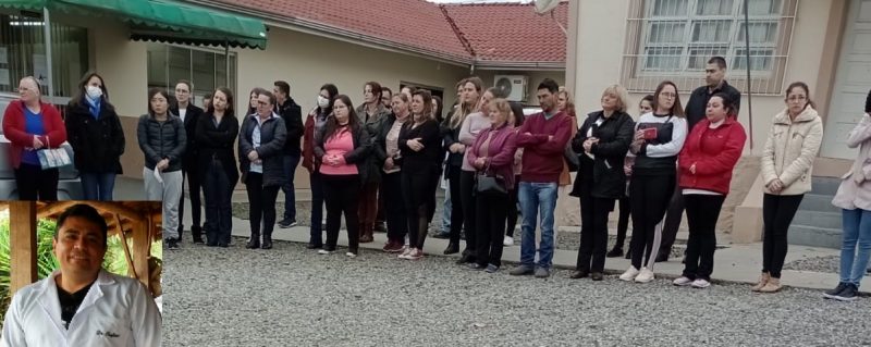 Servidores da sa&uacute;de se reuniram nesta quarta-feira para prestar homenagem ao m&eacute;dico (no detalhe da foto) que perdeu a vida em um acidente.-&nbsp; Foto: Divulga&ccedil;&atilde;o ND