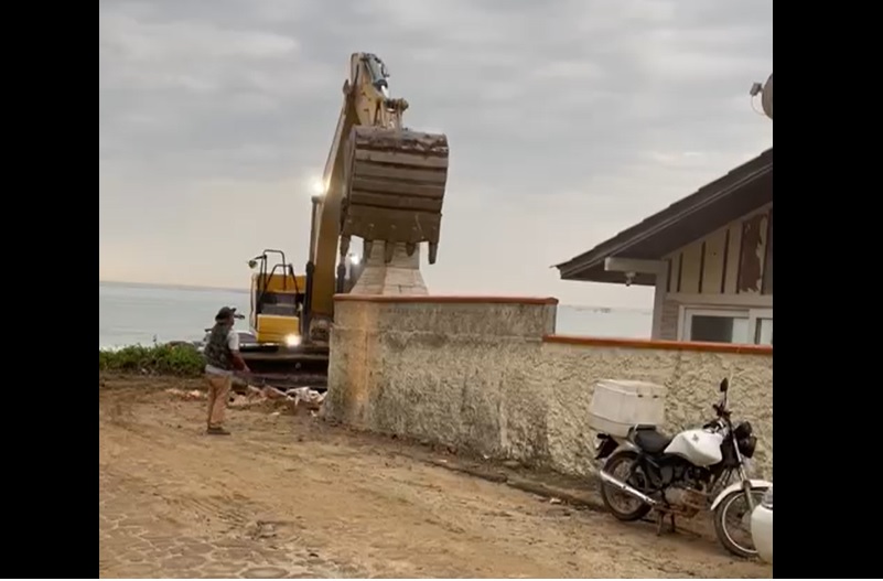 máquina derrubando churasqueira em penha