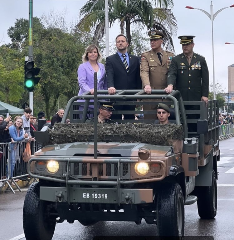 A primeira autoridade feminina a fazer parte da revis&atilde;o da tropa no in&iacute;cio do desfile. – Foto: Divulga&ccedil;&atilde;o/Internet