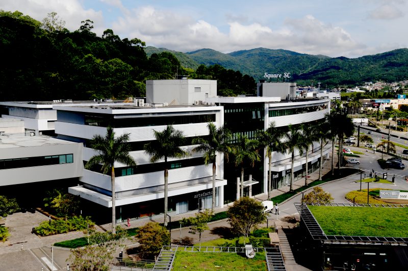 O Square SC &eacute; o maior complexo multiuso do Sul do Brasil. Conta com salas comerciais a partir de 26 metros quadrados, aproximadamente mil vagas de estacionamento – Foto: Square SC