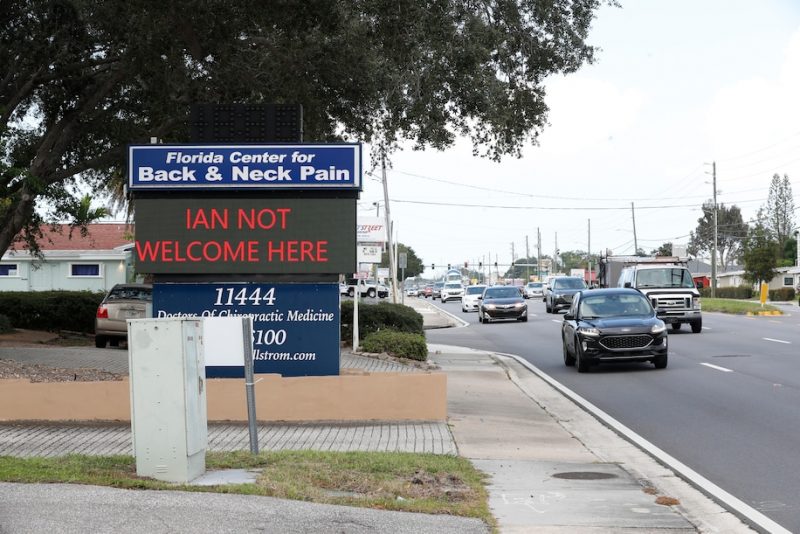 A placa de um estabelecimento na Florida diz: “Ian n&atilde;o &eacute; bem-vindo aqui” – Foto: Octavio Jones/The Washington Post/Reprodu&ccedil;&atilde;o/ND