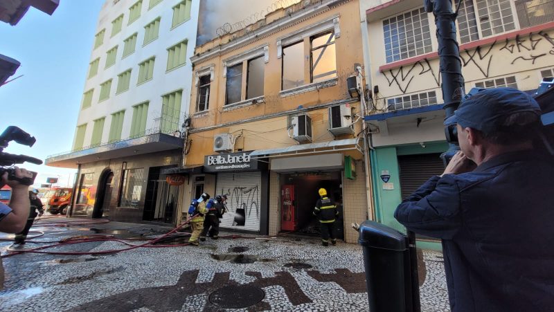 Pr&eacute;dio continua em chamas no Centro de Florian&oacute;polis – Foto: Luan Vosnhak/ND