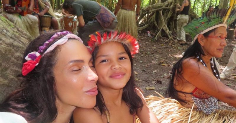 Modelo Ines Rau visitou tribo indígena no Acre