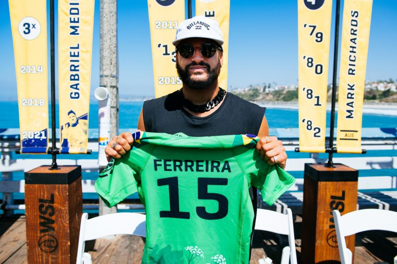 SAN CLEMENTE, CALIFORNIA -SEPTEMBER 6: WSL Champion Italo Ferreira of Brazil presents his finals jersey during the press conference prior to the commencement of the Rip Curl WSL Finals on September 6, 2022 at San Clemente, California. (Photo by Pat Nolan/World Surf League) – Foto: World Surf League/ND