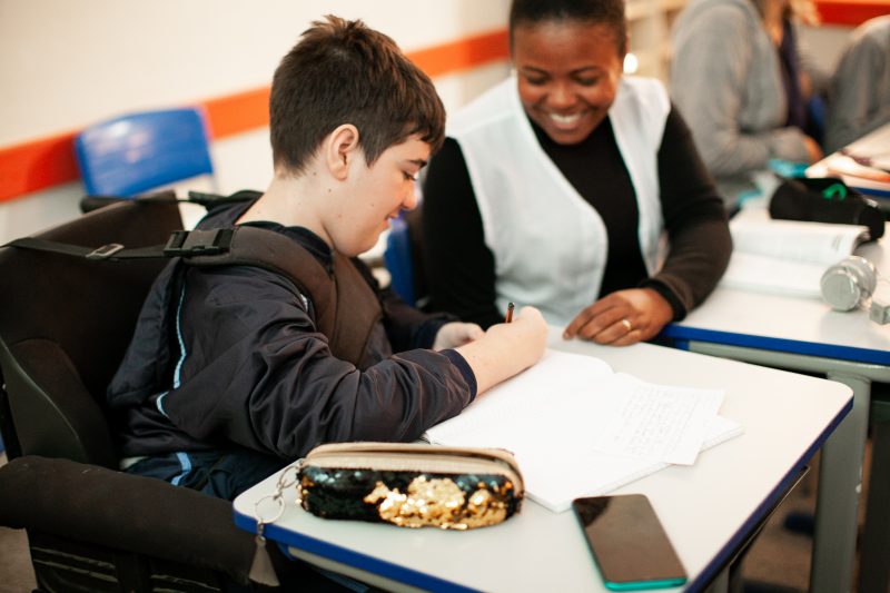 Iudi Elimar Grave, 15, estudante do nono ano da Escola Municipal Anaburgo tem Atrofobia Muscular Espinhal (AME) – Foto: Leve Fotografia com Prop&oacute;sito