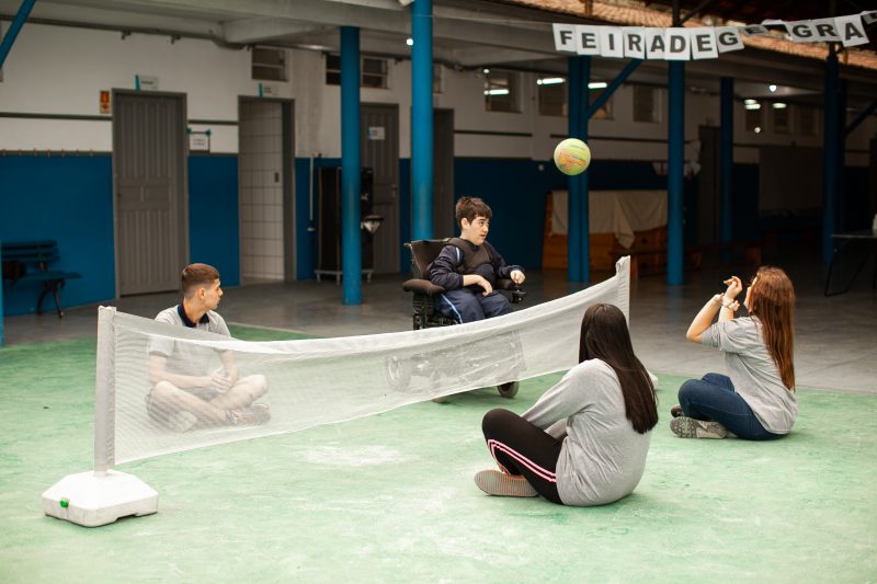 Alunos se divertem com jogo de v&ocirc;lei sentado – Foto: Leve Fotografia com Prop&oacute;sito