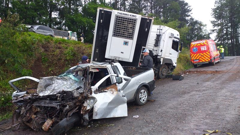 A carreta tamb&eacute;m teve danos. – Foto: Jair Correia/ND
