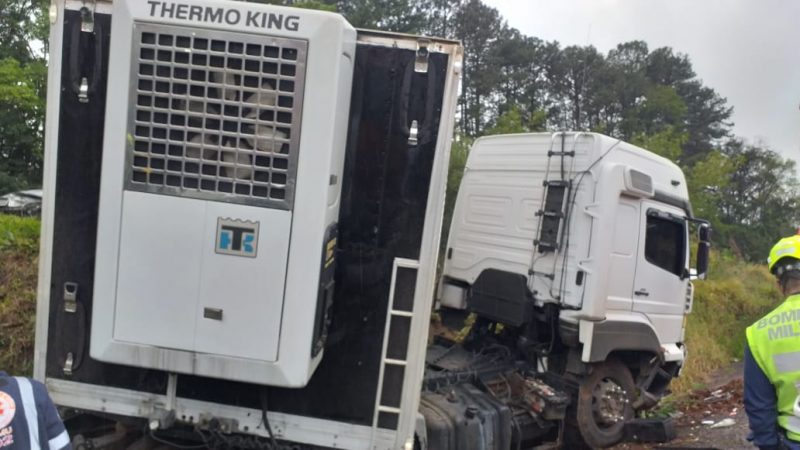 Ap&oacute;s a colis&atilde;o os ve&iacute;culos descerram um barranco e pararam em uma via lateral de terra. – Foto: Jair Correia/ND