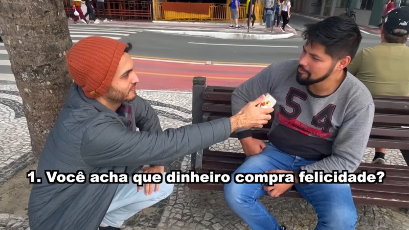 Youtuber viraliza tentando adivinhas sal&aacute;rio de moradores de Balne&aacute;rio Cambori&uacute; – Foto: Jo&atilde;o Curry/Reprodu&ccedil;&atilde;o/Internet/ND