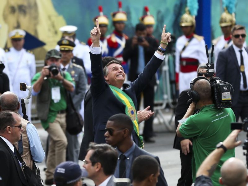 Presidente Bolsonaro quebrou protocolo e foi acenar &agrave; multid&atilde;o – Foto: Jos&eacute; Cruz/Ag&ecirc;ncia Brasil/ND