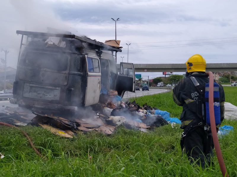 Kombi pegou fogo na via expressa sentido BR-101 na manh&atilde; desta segunda-feira. – Foto: GMF/Divulga&ccedil;&atilde;o/ND