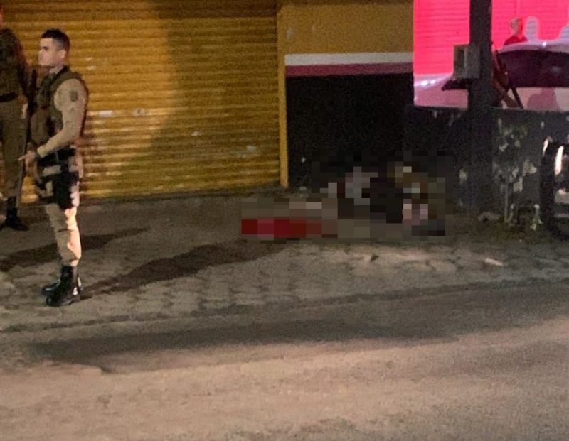 Homem foi morto a tiros na rua Tomaz Domingos da Silveira – Foto: PMSC/Divulga&ccedil;&atilde;o/ND