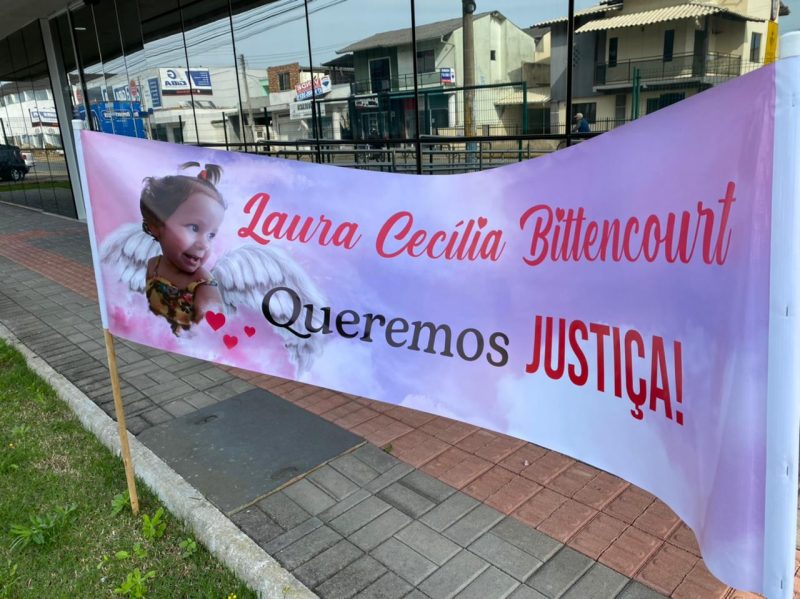 Fam&iacute;lia clama por justi&ccedil;a no j&uacute;ri popular de tio-av&ocirc; acusado de matar beb&ecirc; a pauladas em SC – Foto: Juliana Senne/NDTV