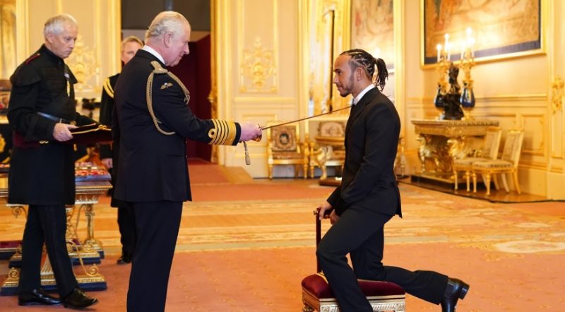 Driver Lewis Hamilton receives the title of Knight of the British Crown due to his achievements in Formula 1 – Photo: Twitter / @TheRoyalFamily