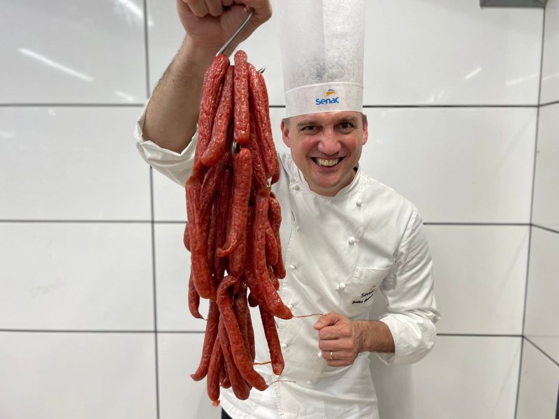 Chef Heiko Grabolle com a nova vers&atilde;o da Lingui&ccedil;a Blumenau Foto: Divulga&ccedil;&atilde;o/Senac SC