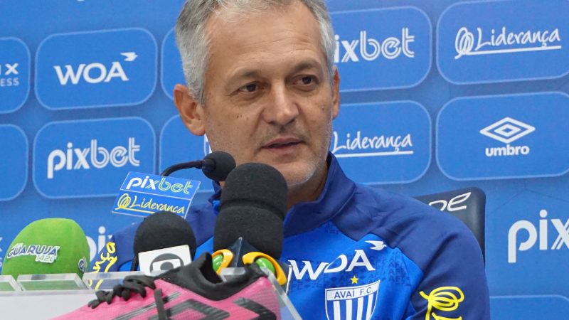 Lisca mal chegou e já ganhou música no Avaí 