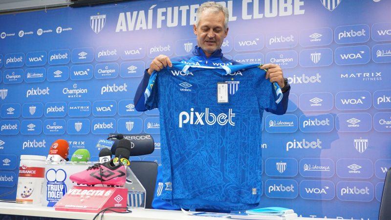 Lisca mostra a nova camisa 3 do Ava&iacute; que ser&aacute; usada no s&aacute;bado – Foto: Ian Sell/ND