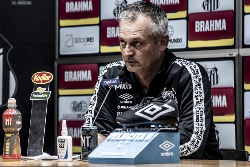 Técnico Lisca deixa o Santos