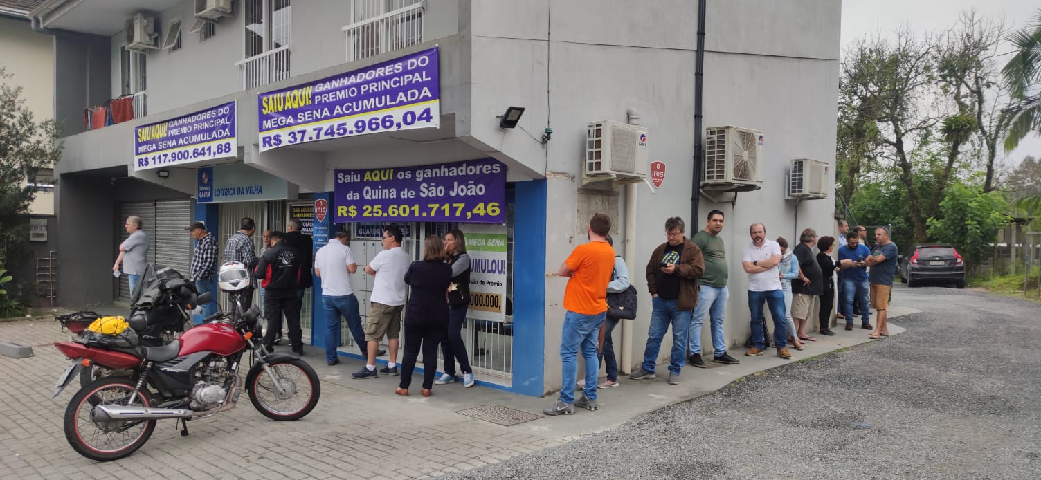 Homem é desmascarado em disputa por prêmio milionário da Mega-Sena
