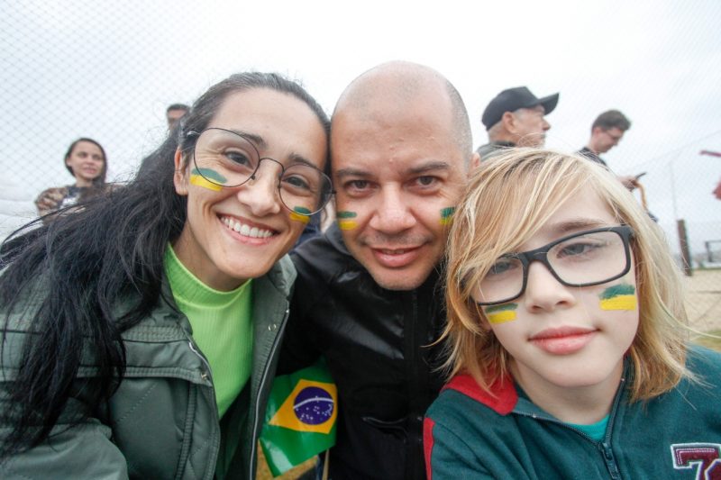 Luana Taisa de Oliveira da Silva, Josiel Menezes da Silva e o pequeno Jonatas Menezes no 7 de Setembro em Florian&oacute;polis – Foto: Leo Munhoz/ND