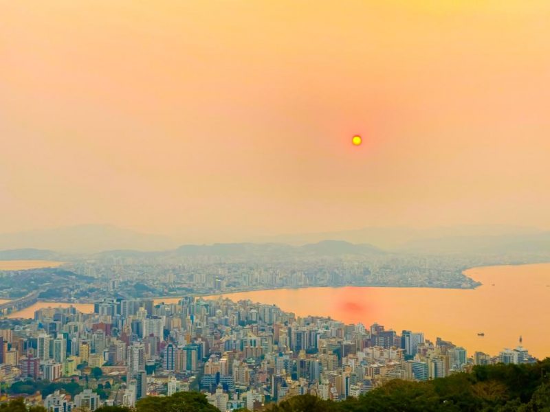 C&eacute;u diferente e p&ocirc;r do sol mais alaranjado chamaram a aten&ccedil;&atilde;o em Florian&oacute;polis – Foto: Luis Debiasi/ND