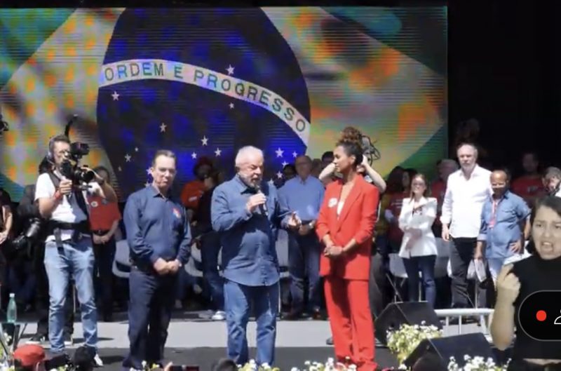 Ex-presidente Lula discursou diante da bandeira do brasil para milhares de pessoas neste domingo em Florian&oacute;polis&nbsp; – Foto: Divulga&ccedil;&atilde;o