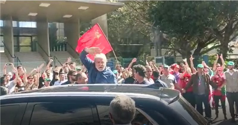 Na sa&iacute;da, Lula quebra protocolo e se aproxima de apoiadores em Florian&oacute;polis – Foto: Reproduc&atilde;o/Daniel Hugen/ND