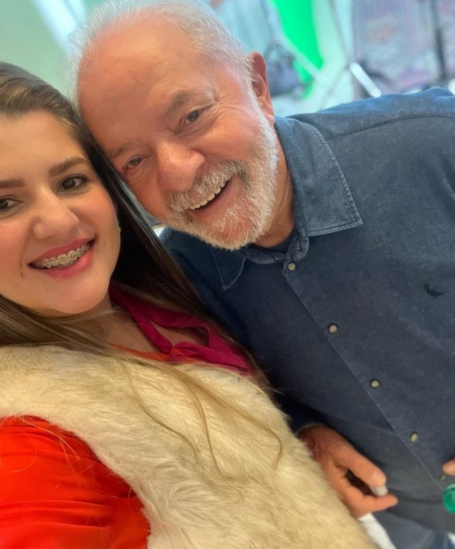 A catarinense, Rafaela Gaidzinski, foi chamada para maquiar o ex-presidente Lula durante sua passagem por Florian&oacute;polis &mdash; Foto: Divulga&ccedil;&atilde;o/ND