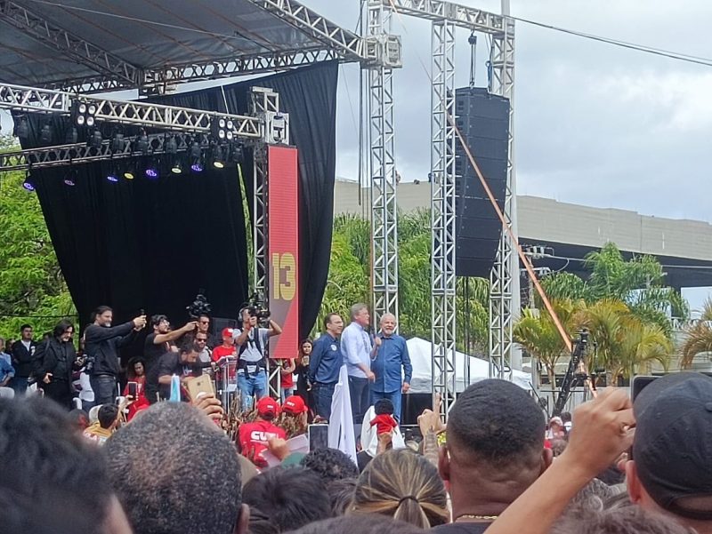D&eacute;cio Lima, D&aacute;rio Berger e Lula discursaram em ato na Pra&ccedil;a Tancredo Neves – Foto: Daniel Hugen/ND