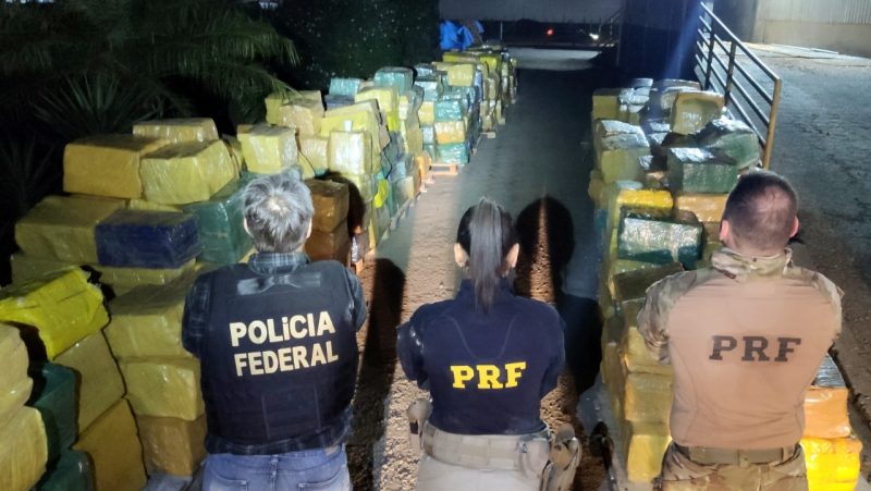 Valor estimado da mercadoria e da carreta &eacute; de R$ 40 milh&otilde;es – Foto: PRF/Reprodu&ccedil;&atilde;o/ND