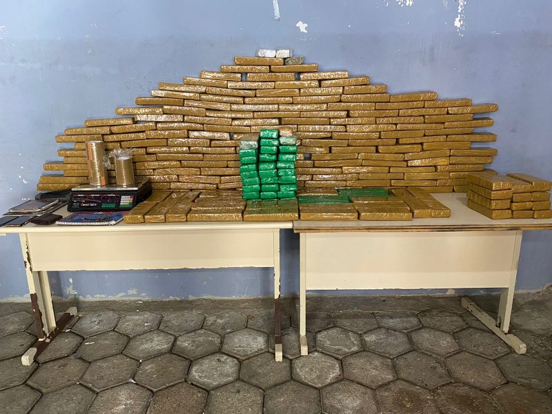 Droga foi encontrada no ve&iacute;culo abordado pela PM e tamb&eacute;m na resid&ecirc;ncia em Porto Belo – Foto: Pol&iacute;cia Militar/Reprodu&ccedil;&atilde;o/ND