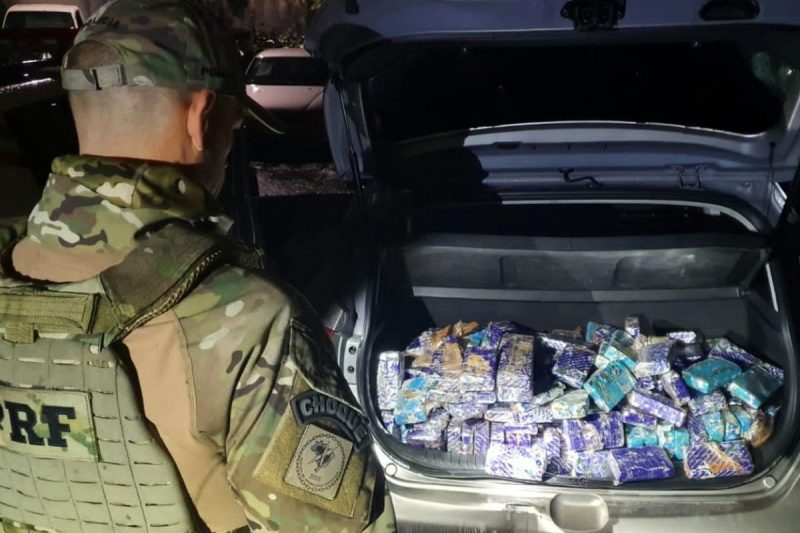 Maconha foi encontrada dentro de carro roubado ap&oacute;s persegui&ccedil;&atilde;o – Foto: PRF/Divulga&ccedil;&atilde;o