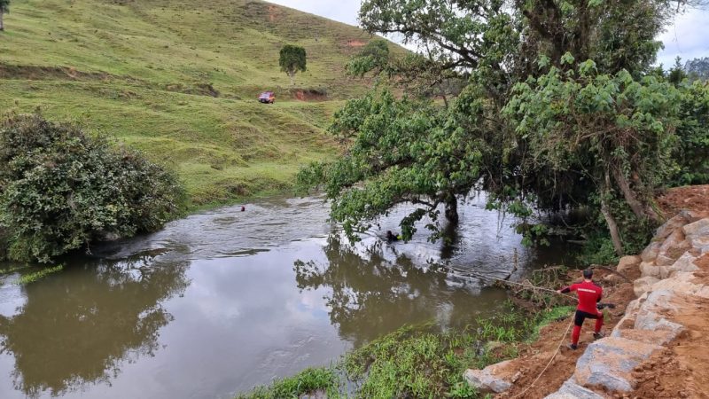 Carro foi encontrado em um rio na cidade de Rio dos Cedros – Foto: CBM/Divulga&ccedil;&atilde;o
