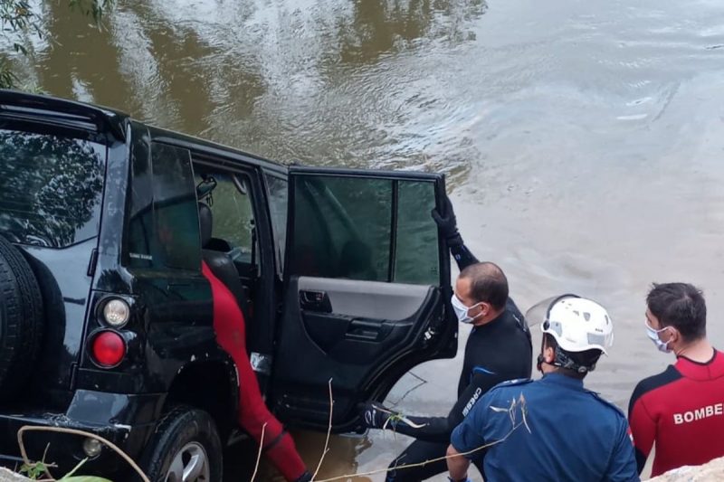 Corpo da crian&ccedil;a foi encontrado dentro do carro – Foto: CBM/Divulga&ccedil;&atilde;o