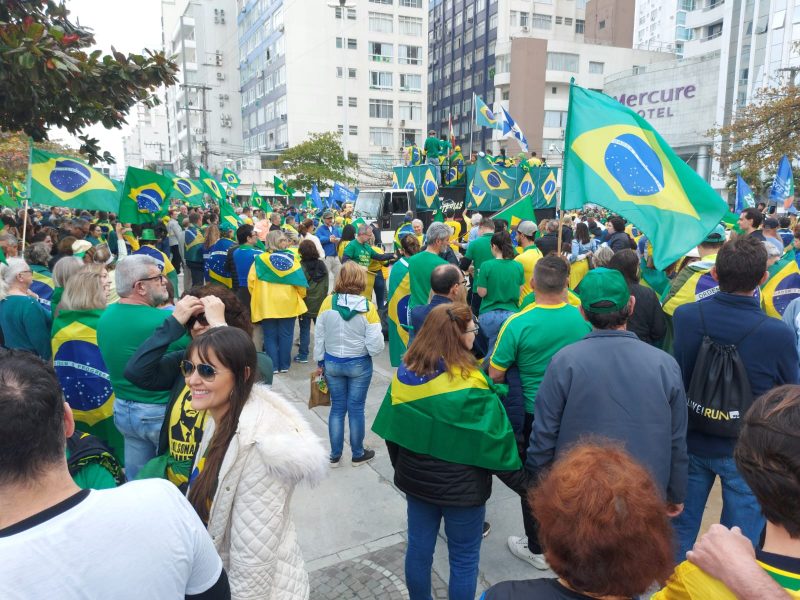 Em Balne&aacute;rio Cambori&uacute;, p&uacute;blico se reuniu na pra&ccedil;a Almirante Tamandar&eacute; – Foto: Paulo Metling/Reprodu&ccedil;&atilde;o/ND