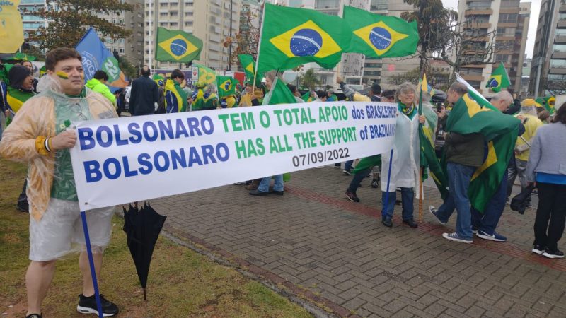 Edmundo Ac&aacute;cio Moreira Neto, corretor de im&oacute;veis e advogado, trouxe uma faixa de apoio ao presidente com dizeres em portugu&ecirc;s e ingl&ecirc;s – Foto: Divulga&ccedil;&atilde;o/ND