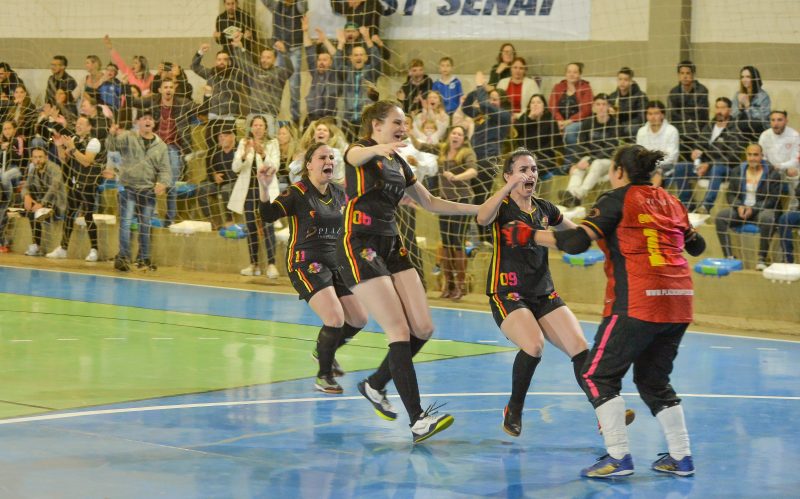 T&iacute;tulo do feminino foi decidido nos p&ecirc;naltis – Foto: Paulo Morais/ND