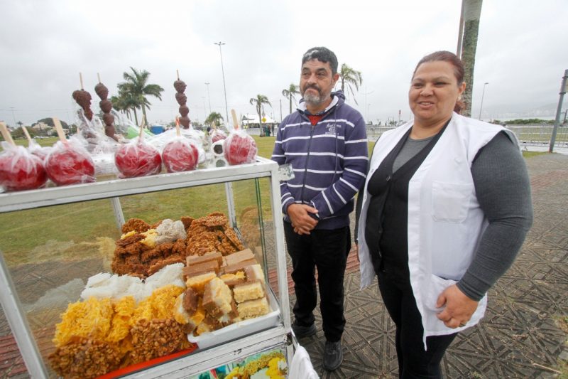 Marcos Ant&ocirc;nio Moura e Veranice Michquinis aproveitaram para faturar – Foto: Leo Munhoz/ND