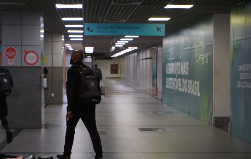 Zagueiro Maurício durante o desembarque do Figueirense em Salvador