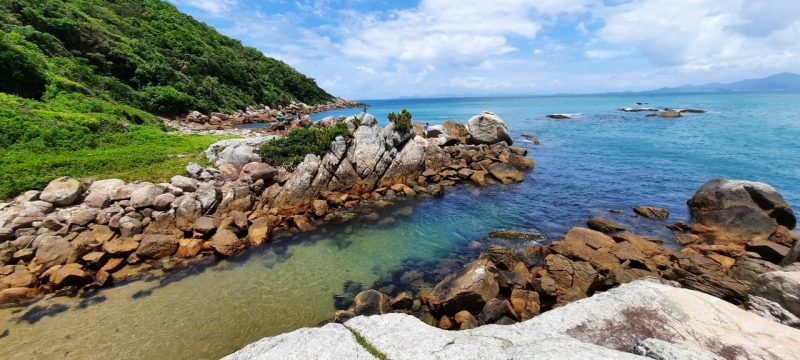 Imagem da praia de Zimbros, em Bombinhas