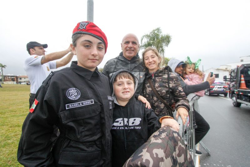 Mia Abgail Barella Siere, do Fope, e a familia – Foto: Leo Munhoz/ND