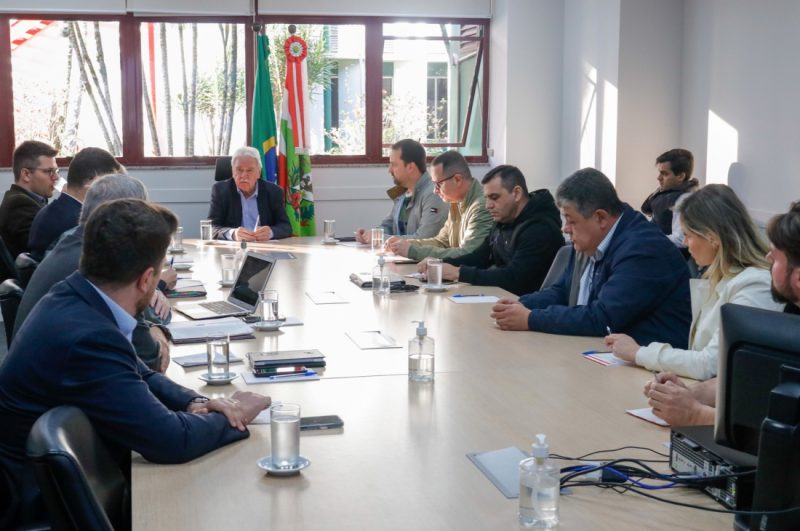 Moacir Sopelsa em reuni&atilde;o com o secretariado – Foto: Secom