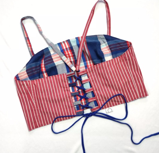 Uma das pe&ccedil;as criadas por Isadora, um top dupla face, ou seja, com duas estampas – Foto: Dorgas/Divulga&ccedil;&atilde;o