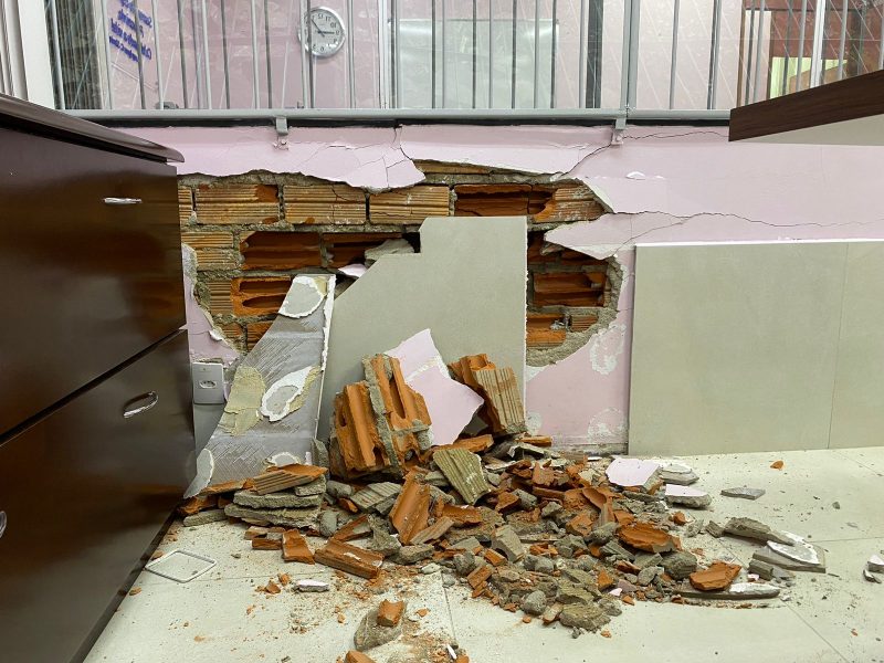 Parte da parede atingida se partiu e os escombros se espalharam pela sala da diretoria – Foto: Mois&eacute;s Stuker/NDTV