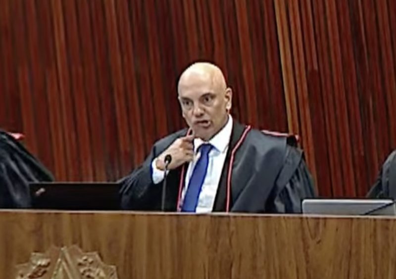 Alexandre de Moraes faz sinal de degola durante sess&atilde;o no TSE – Foto: Reprodu&ccedil;&atilde;o YouTube