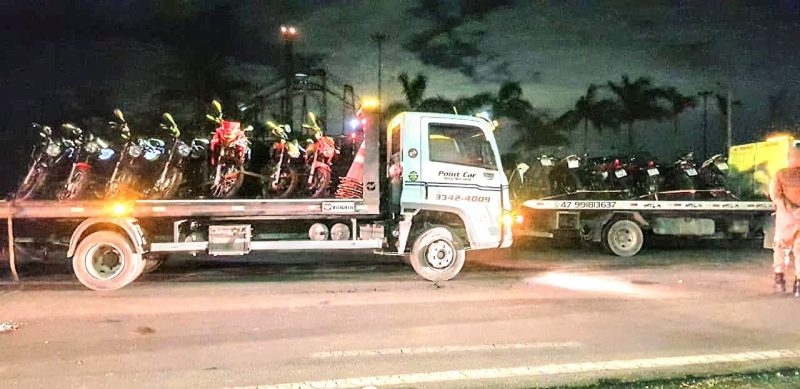 Al&eacute;m das multas, ve&iacute;culos tamb&eacute;m foram apreendidos – Foto: PM Penha/Divulga&ccedil;&atilde;o